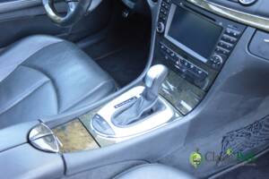 Image 40/50 of Mercedes-Benz E 500 T (2004)