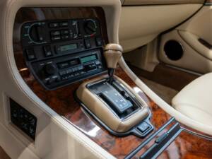 Image 22/30 of Jaguar XJ12 6.0 (1994)