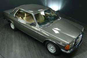Image 27/30 of Mercedes-Benz 280 CE (1984)