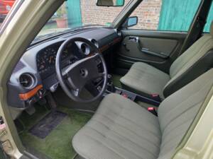 Image 53/73 of Mercedes-Benz 230 E (1985)