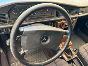 Bild 20/37 von Mercedes-Benz 190 E 2.0 (1991)