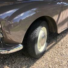 Image 15/17 of Morris Minor 1000 Traveller (1962)