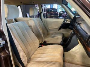 Image 15/21 of Mercedes-Benz 230 E (1983)