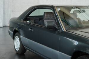 Bild 25/50 von Mercedes-Benz 300 CE (1991)