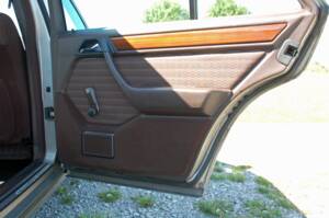 Image 18/34 of Mercedes-Benz 230 E (1992)
