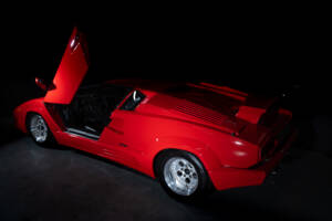 Immagine 27/34 di Lamborghini Countach 25th Anniversary (1989)