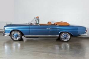 Image 2/20 de Mercedes-Benz 220 SE b (1965)