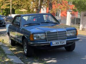 Immagine 4/38 di Mercedes-Benz 230 CE (1983)