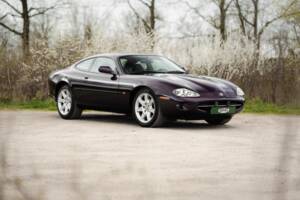 Image 2/42 of Jaguar XK8 4.0 (1999)