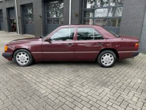 Bild 6/8 von Mercedes-Benz 300 E (1990)