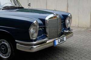 Image 56/76 de Mercedes-Benz 220 S b (1963)