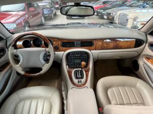 Image 47/50 of Jaguar XJ 8 Sovereign (2000)