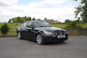 Bild 23/48 von BMW 550i (2006)
