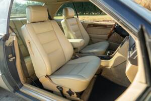 Afbeelding 21/50 van Mercedes-Benz 200 CE (1992)
