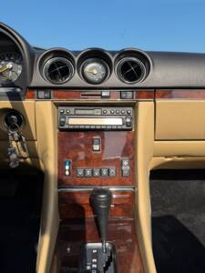 Afbeelding 28/33 van Mercedes-Benz 500 SL (1988)