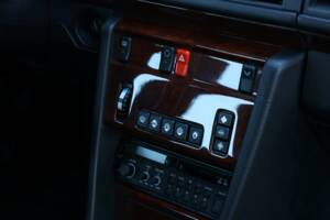 Image 29/50 of Mercedes-Benz 200 E (1992)