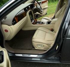 Image 23/50 of Jaguar XJ 8 4.2 (2007)
