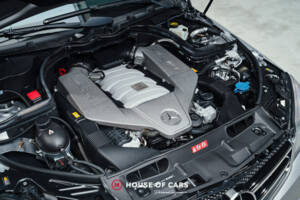 Afbeelding 12/24 van Mercedes-Benz C 63 AMG T (2010)