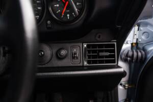 Image 35/60 of Porsche 911 Targa (1996)