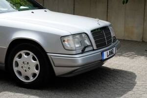 Image 13/69 of Mercedes-Benz E 320 (1994)