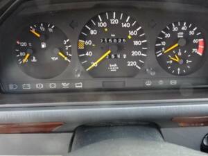 Bild 12/24 von Mercedes-Benz 230 E (1990)