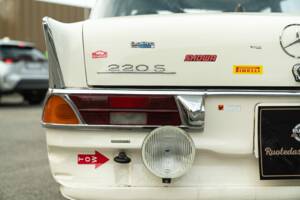 Obraz 14/50 pojazdu Mercedes-Benz 220 S b (1967)