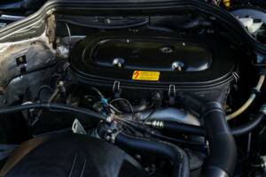 Image 48/50 of Mercedes-Benz 200 E (1992)