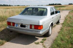 Image 3/7 de Mercedes-Benz 260 SE (1989)