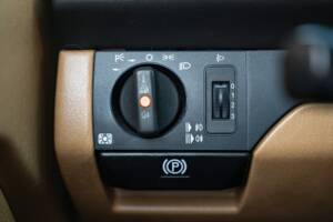 Image 34/46 de Mercedes-Benz 300 CE (1988)