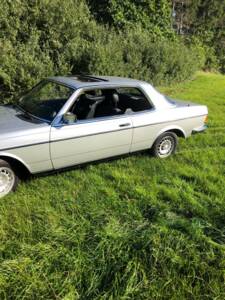 Afbeelding 2/53 van Mercedes-Benz 230 CE (1984)