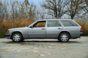Imagen 4/50 de Mercedes-Benz 200 TE (1992)