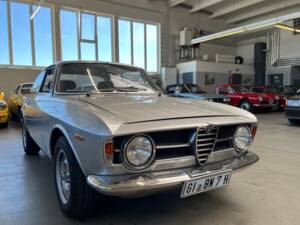 Image 23/39 of Alfa Romeo Giulia GT 1300 Junior (1970)