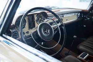 Image 14/25 of Mercedes-Benz 230 SL (1966)