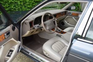 Image 20/40 of Jaguar XJ 6 4.0 Sovereign (1995)