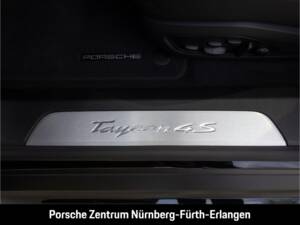 Image 25/36 of Porsche Taycan 4S Sport Turismo (2026)