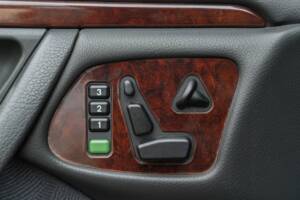 Image 34/50 of Mercedes-Benz E 430 (2000)