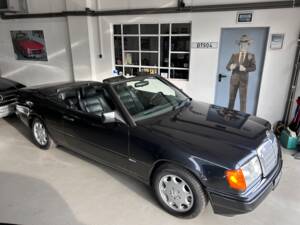 Image 4/28 of Mercedes-Benz 300 CE-24 (1993)
