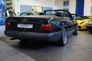 Immagine 12/30 di Mercedes-Benz 320 CE (1993)