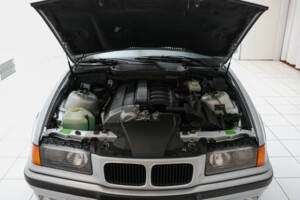 Image 15/17 of BMW 325i (1994)