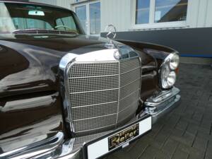 Image 18/21 of Mercedes-Benz 280 SE (1969)