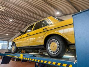 Image 34/139 of Mercedes-Benz 240 D (1978)
