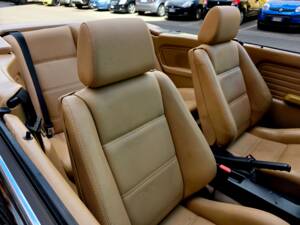 Bild 21/31 von BMW 320i (1988)