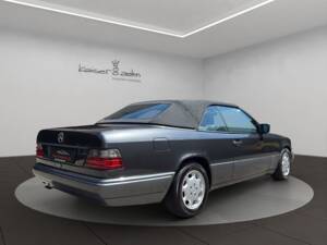Imagen 8/24 de Mercedes-Benz E 220 (1993)
