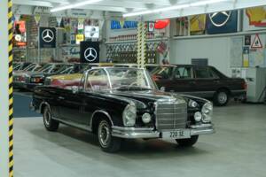 Image 19/50 of Mercedes-Benz 220 SE b (1963)