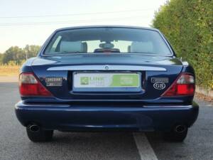 Image 2/30 de Jaguar XJ 8 4.0 Executive (1998)