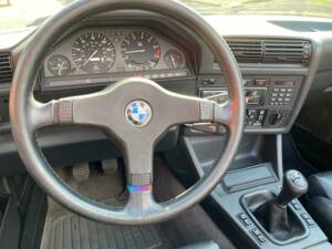 Image 6/6 of BMW 325i (1990)
