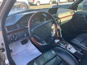 Immagine 13/44 di Mercedes-Benz E 500 (1993)
