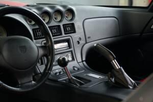 Image 45/50 of Dodge Viper GTS (2005)