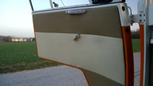 Image 19/26 of Volkswagen T1 Brasil &quot;Samba&quot; (1975)