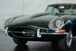Image 3/50 de Jaguar E-Type (1970)